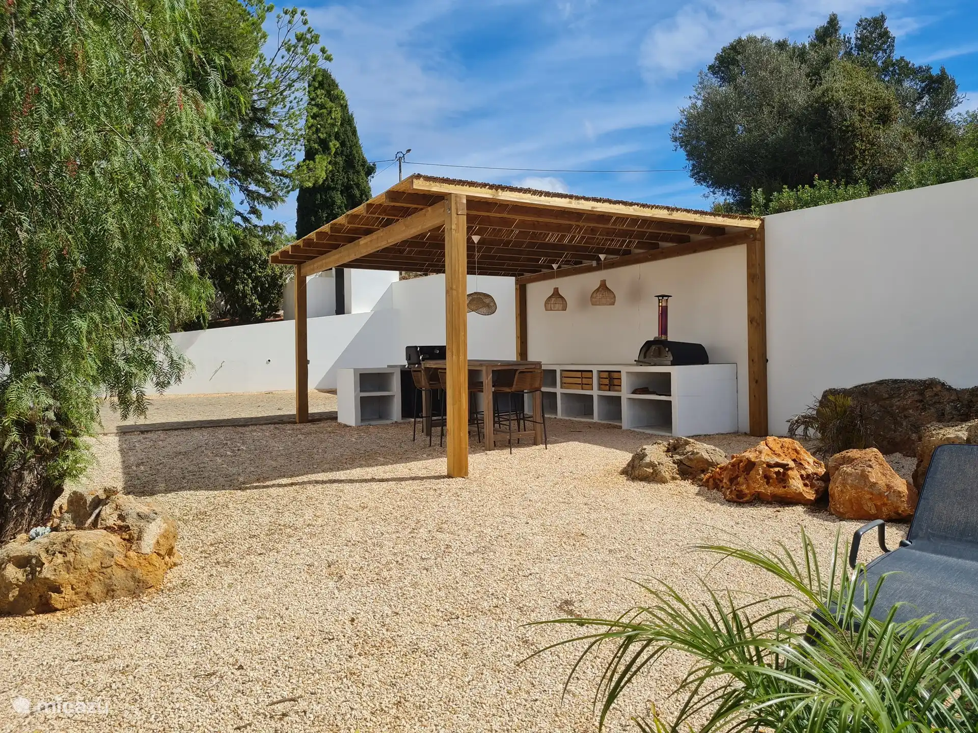 Außenküche mit Weber BBQ (Gas) und holzbefeuertem Pizzaofen, wo Sie bequem am Stehtisch sitzen können.