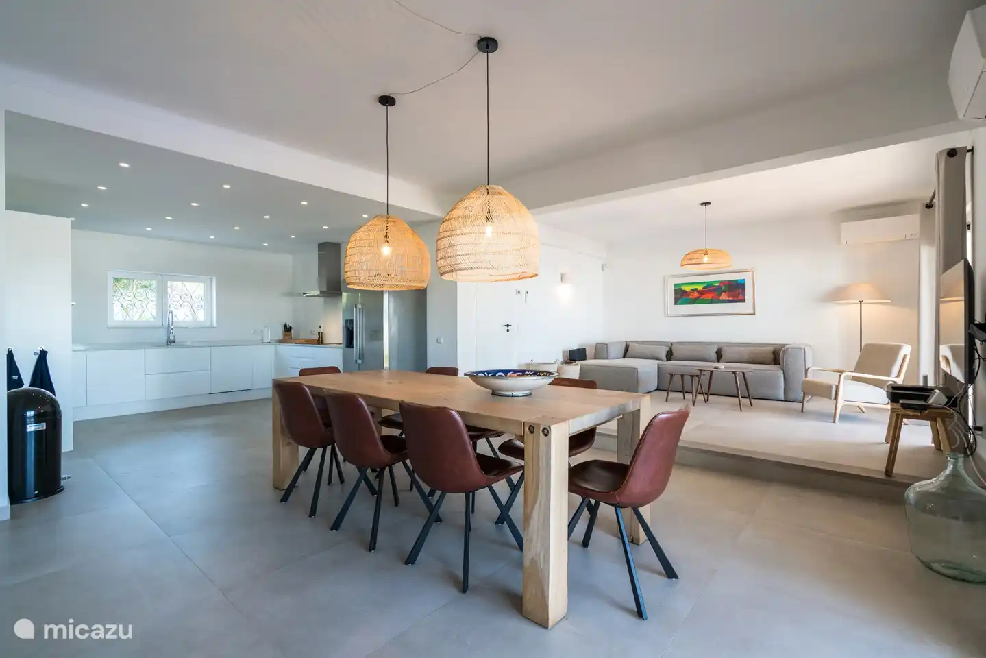 Großes Wohnzimmer mit offener Küche.