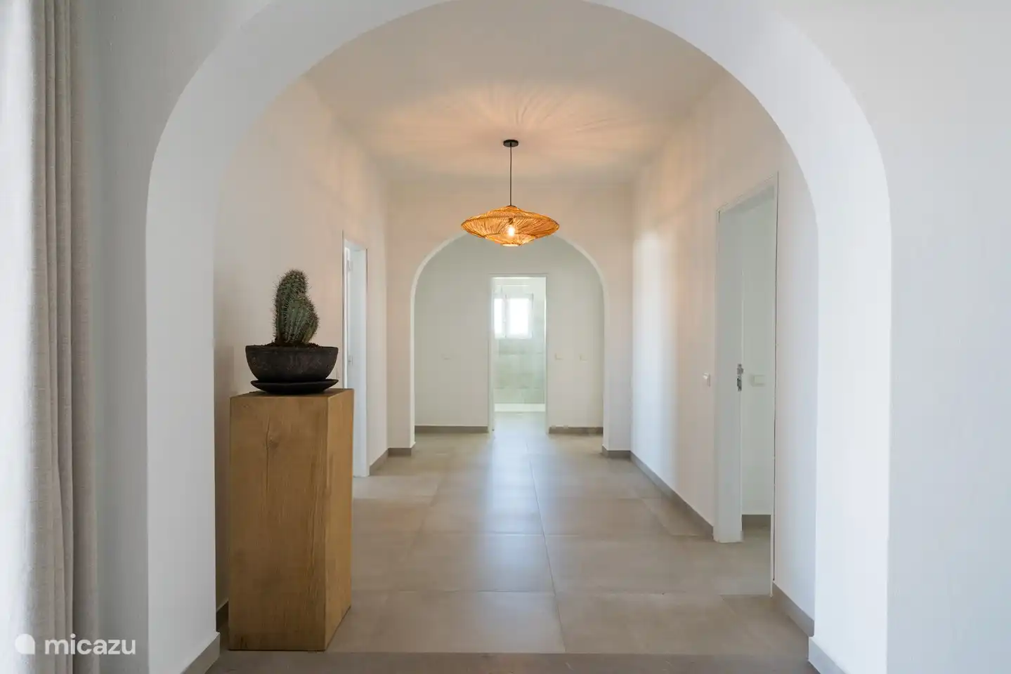 Große Halle, in der sich die 4 Doppelzimmer und 1 Badezimmer befinden, alle im Erdgeschoss.