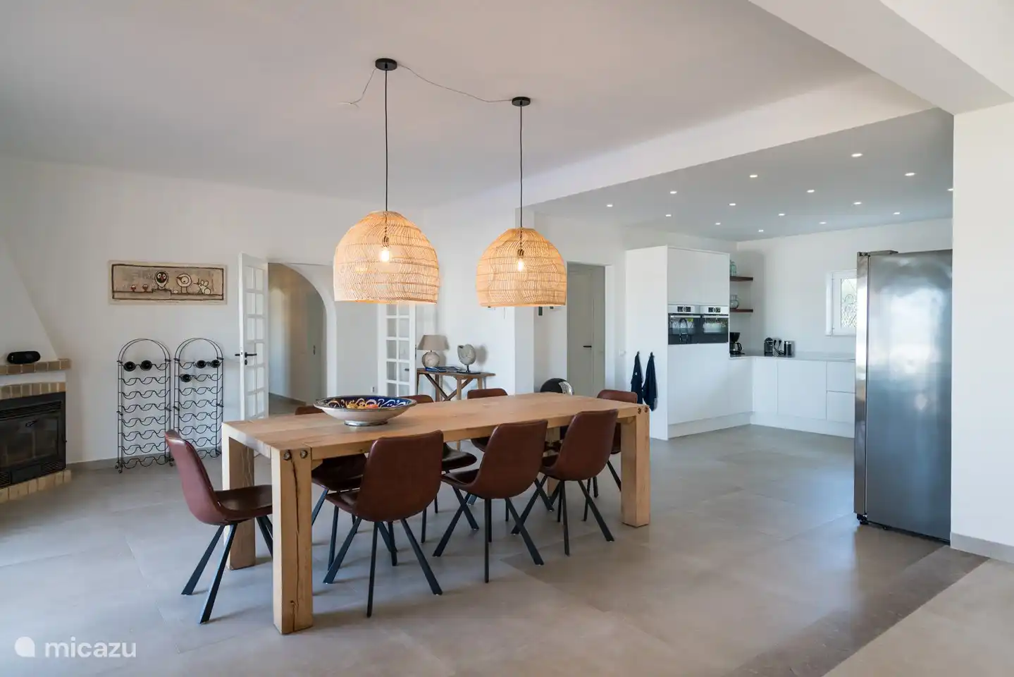 Wohnzimmer mit offener Küche