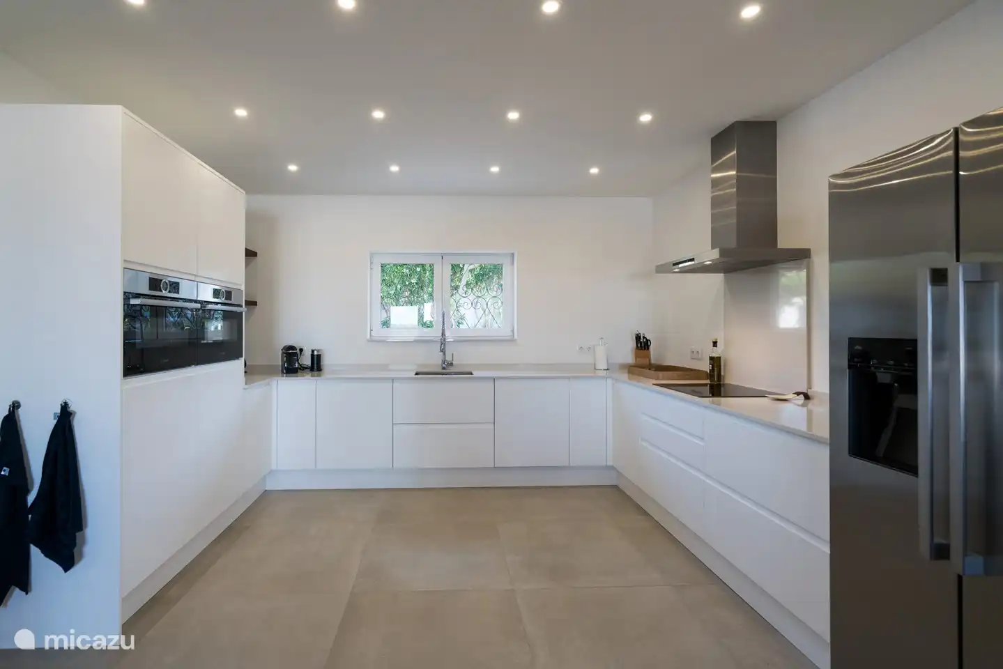 Komplett neue Küche mit modernen Geräten.