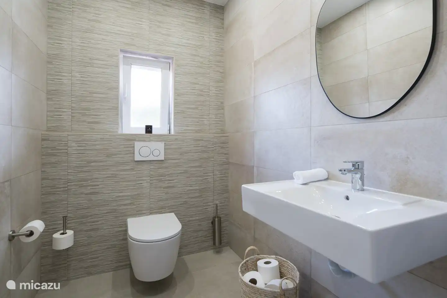 Eine neue separate Toilette neben der Wohnküche.