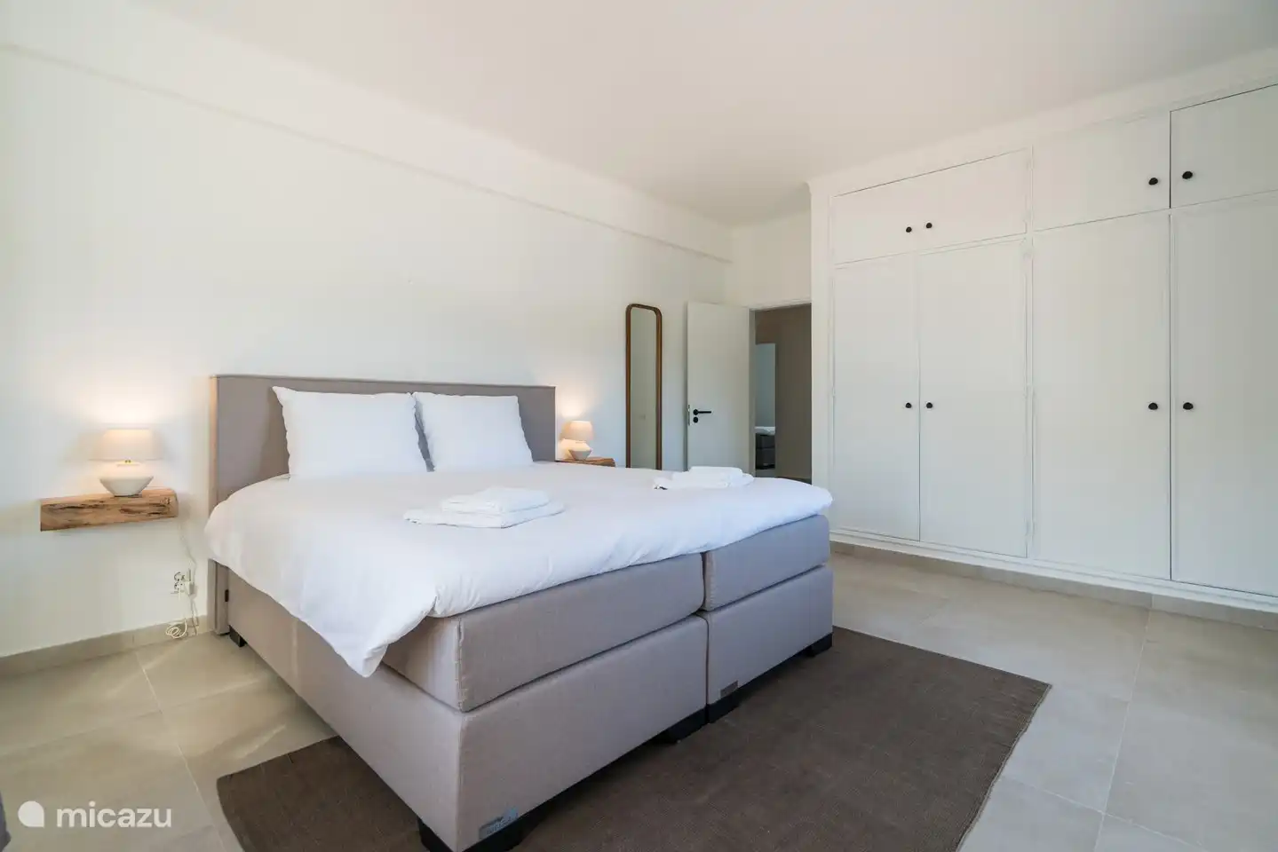 Großes Doppelzimmer mit Einbauschränken.