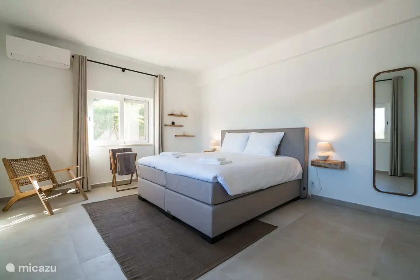 Großes Doppelzimmer mit ausreichend Platz für ein Kinderbett.