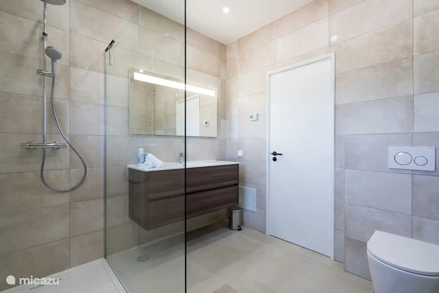 Dabei handelt es sich auch um ein komplett neues Badezimmer, das von 2 Schlafzimmern gemeinsam genutzt werden kann.