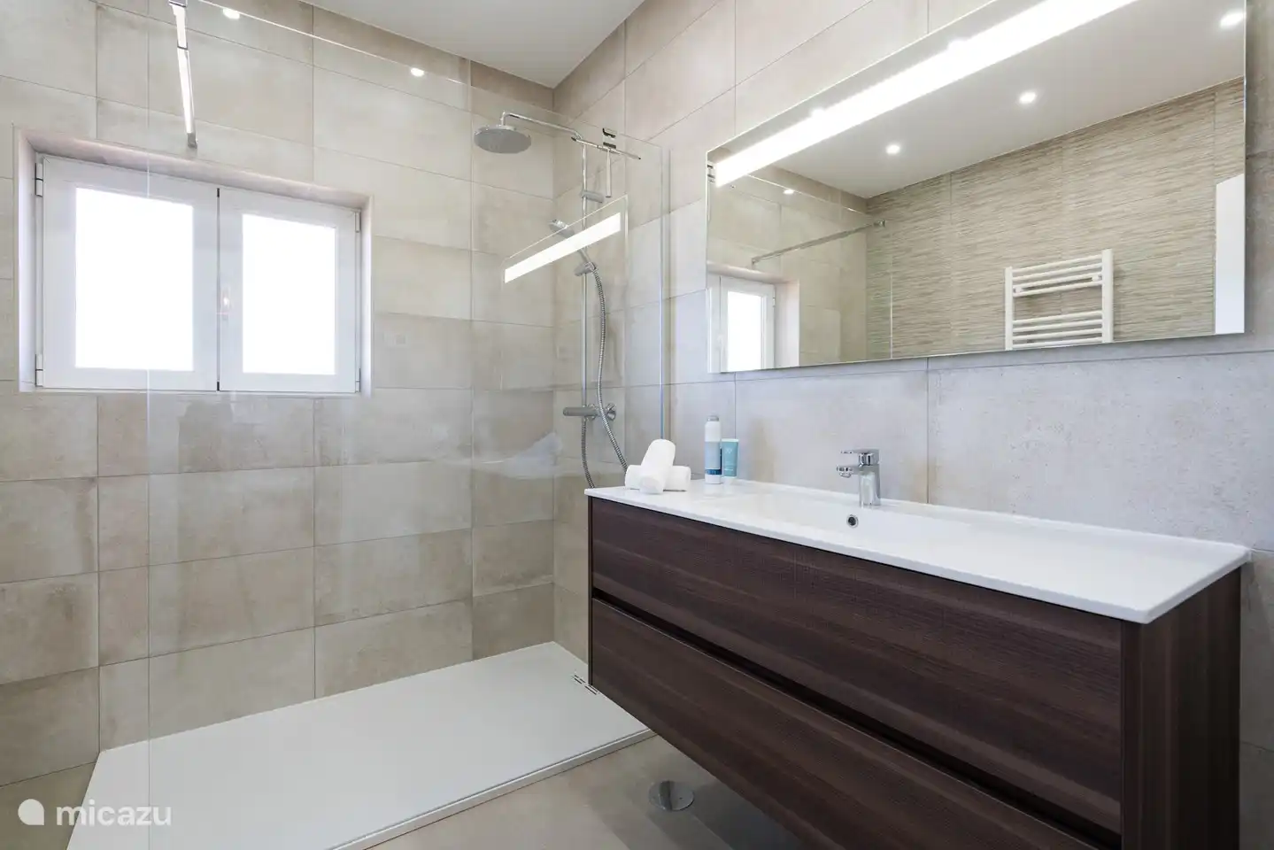 Neues Badezimmer, das sich am Ende des Flurs befindet.