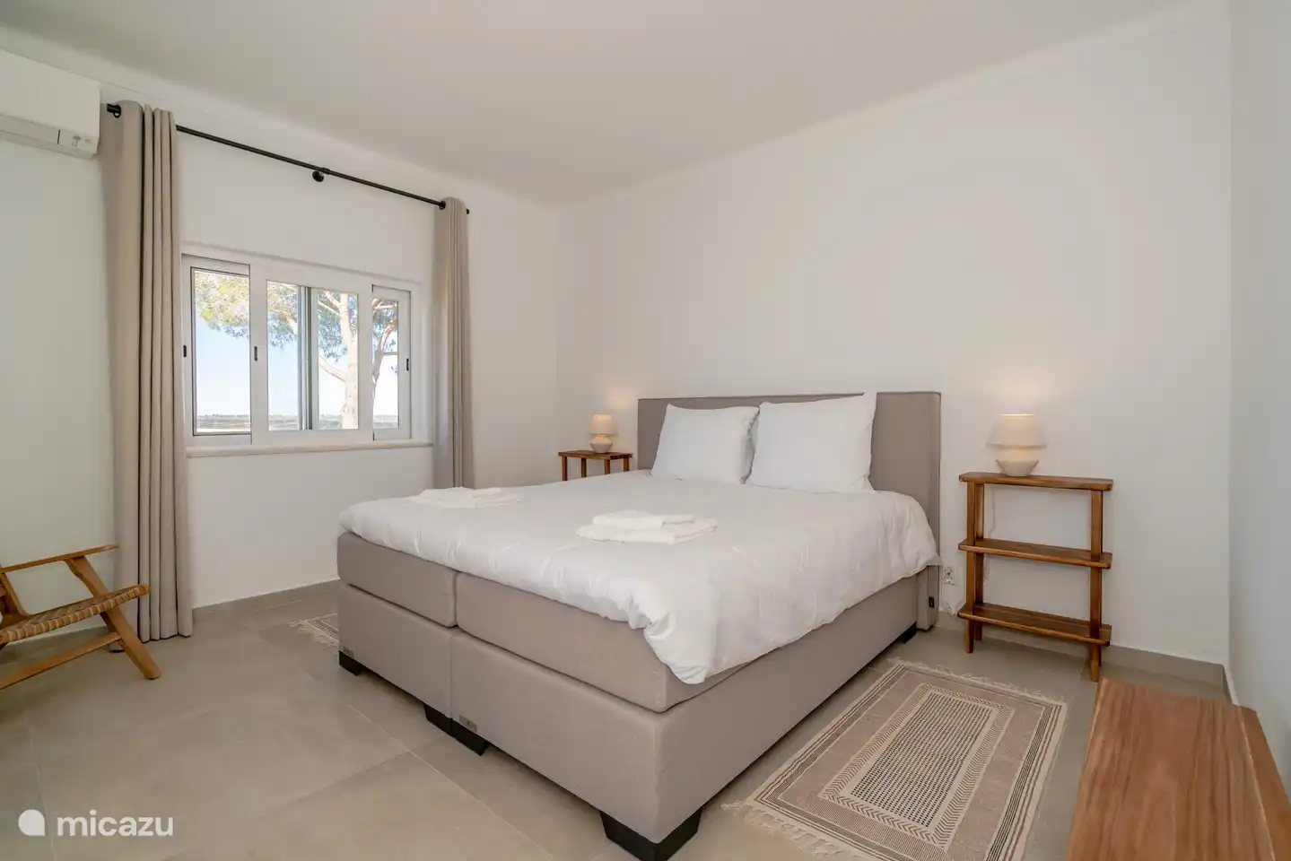 Hauptschlafzimmer mit eigenem Bad, zur Gartenseite gelegen.