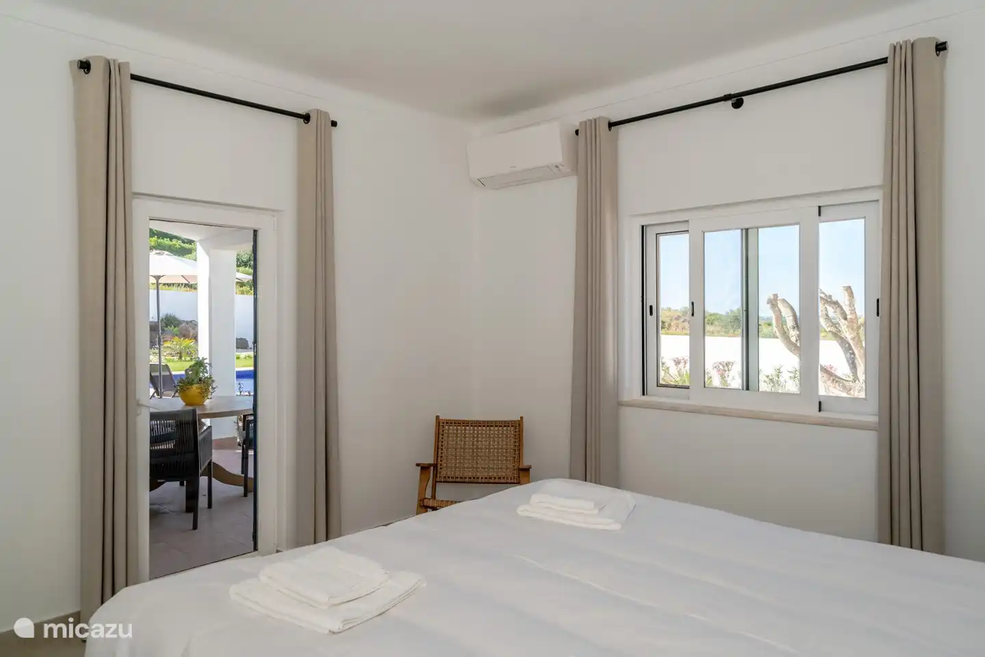 Hauptschlafzimmer mit eigenem Bad und Tür zum Garten und Pool.