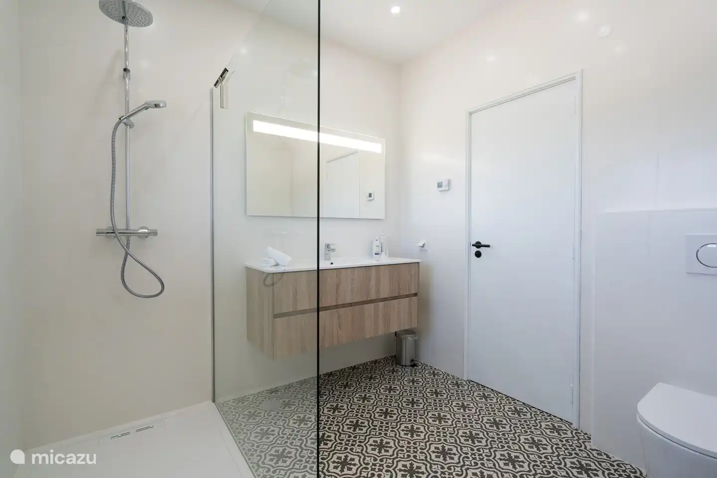 Dieses neue Badezimmer ensuite befindet sich im Hauptschlafzimmer, das mit einer Terrassentür zum Garten hin liegt.