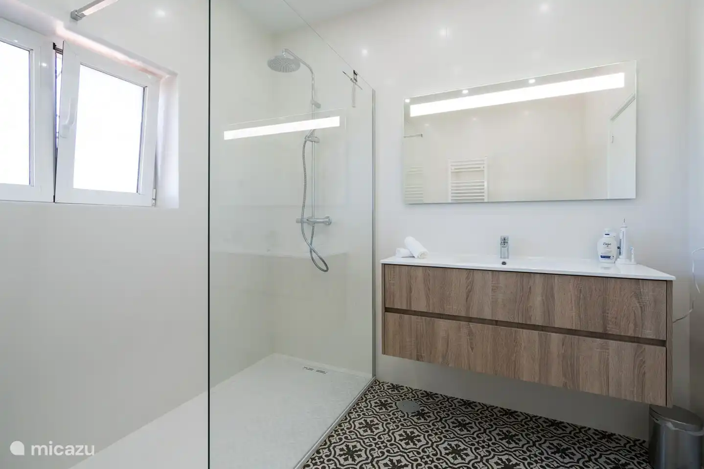 Neues Badezimmer mit portugiesischen Fliesen.