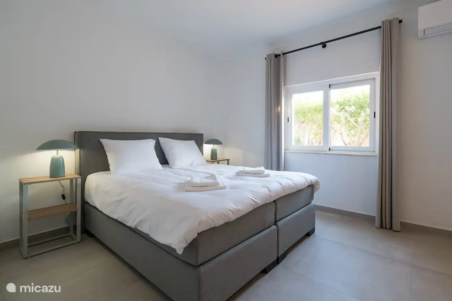 2-Personen-Schlafzimmer mit, wie in allen Schlafzimmern, einem Boxspringbett. Dieses Schlafzimmer hat ein eigenes Badezimmer.