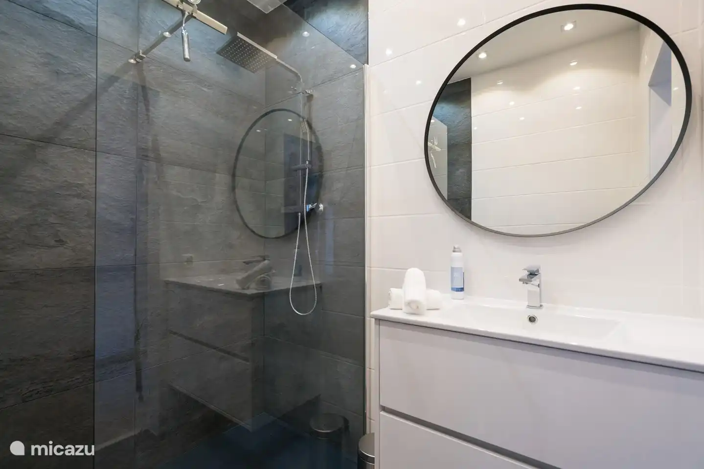 Badezimmer, das zu einem 2-Personen-Schlafzimmer gehört.