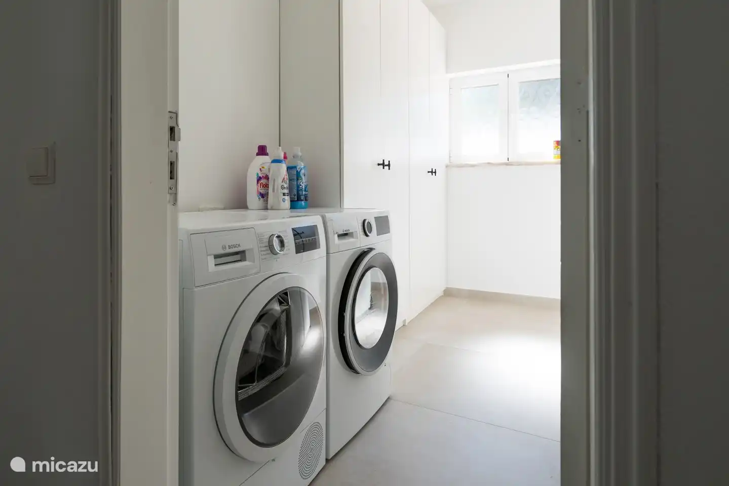 Waschmaschine und Trockner im Hauswirtschaftsraum vorhanden.