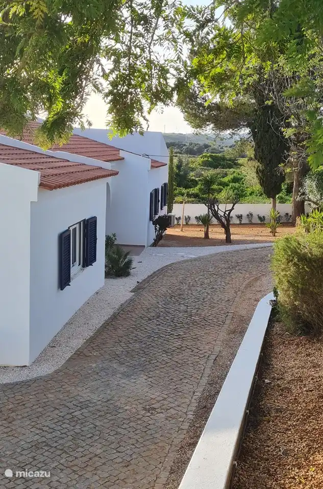 Die Vorderseite des Hauses mit Blick auf die grünen Hügel.