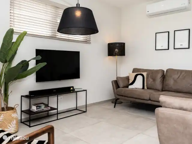 Jan Sofat LUX A32 | Curaçao, Banda Ariba (est), Jan Sofat - appartement la télé