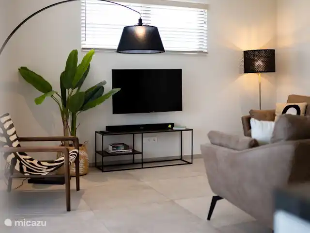 Jan Sofat LUX A32 | Curaçao, Banda Ariba (est), Jan Sofat - appartement la télé