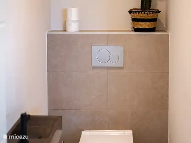 Jan Sofat LUX A32 | Curaçao, Banda Ariba (est), Jan Sofat - appartement toilettes