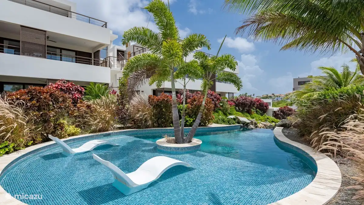 Sonnenbaden im Wasser