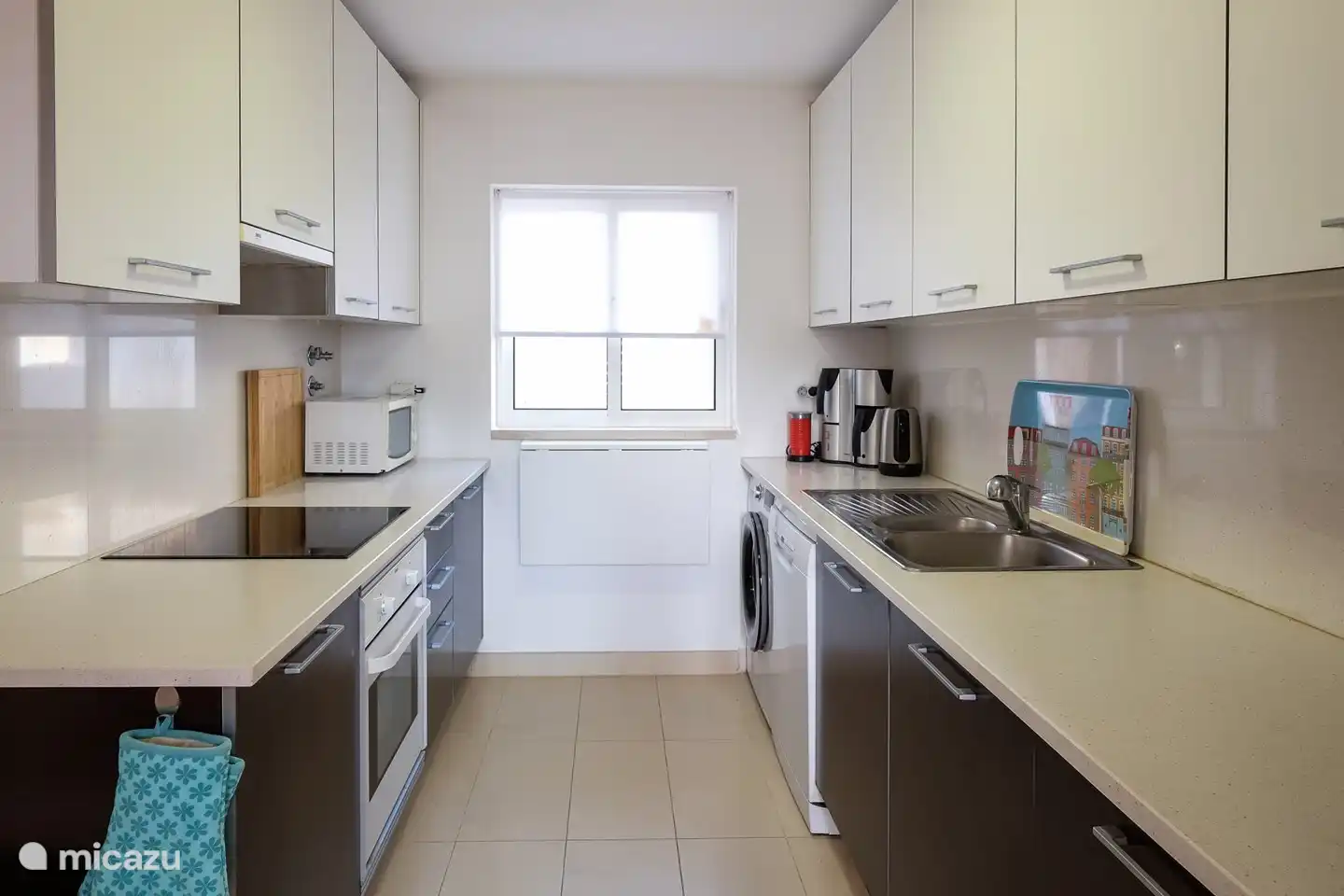 Voll ausgestattete Küche mit allem Drum und Dran. Mixer, Mikrowelle, Entsafter, Mixer, Toaster, Kaffeemaschine, Schnellkochtopf usw.