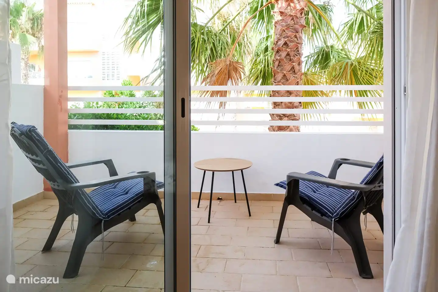 Blick auf die Vorderseite der Villa vom Doppelzimmer im 1. Stock