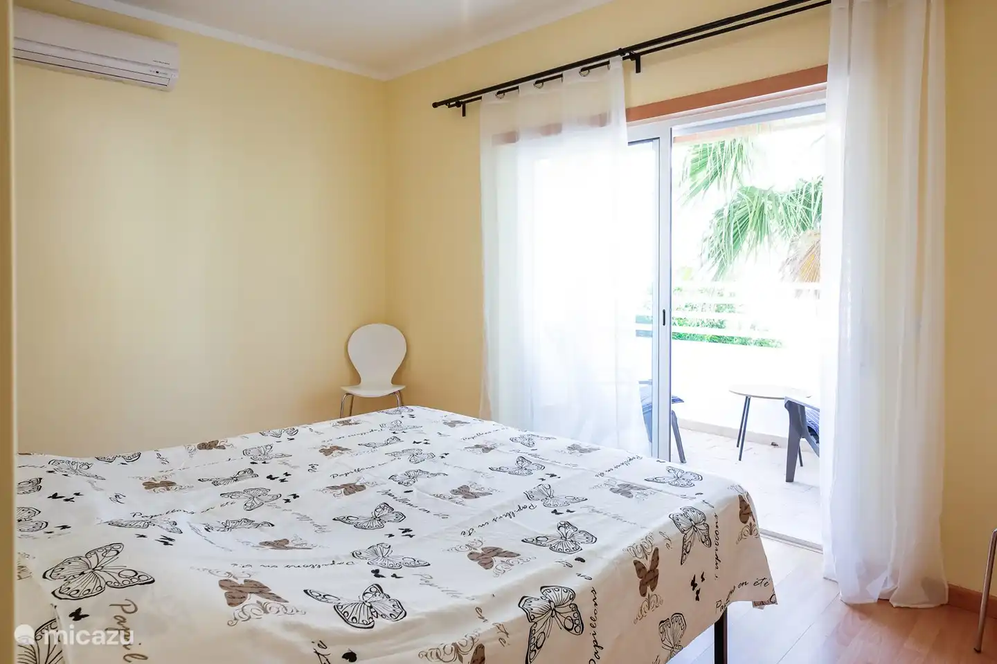 Dieses Zimmer verfügt über Vorhänge, Gardinen und Rollläden.