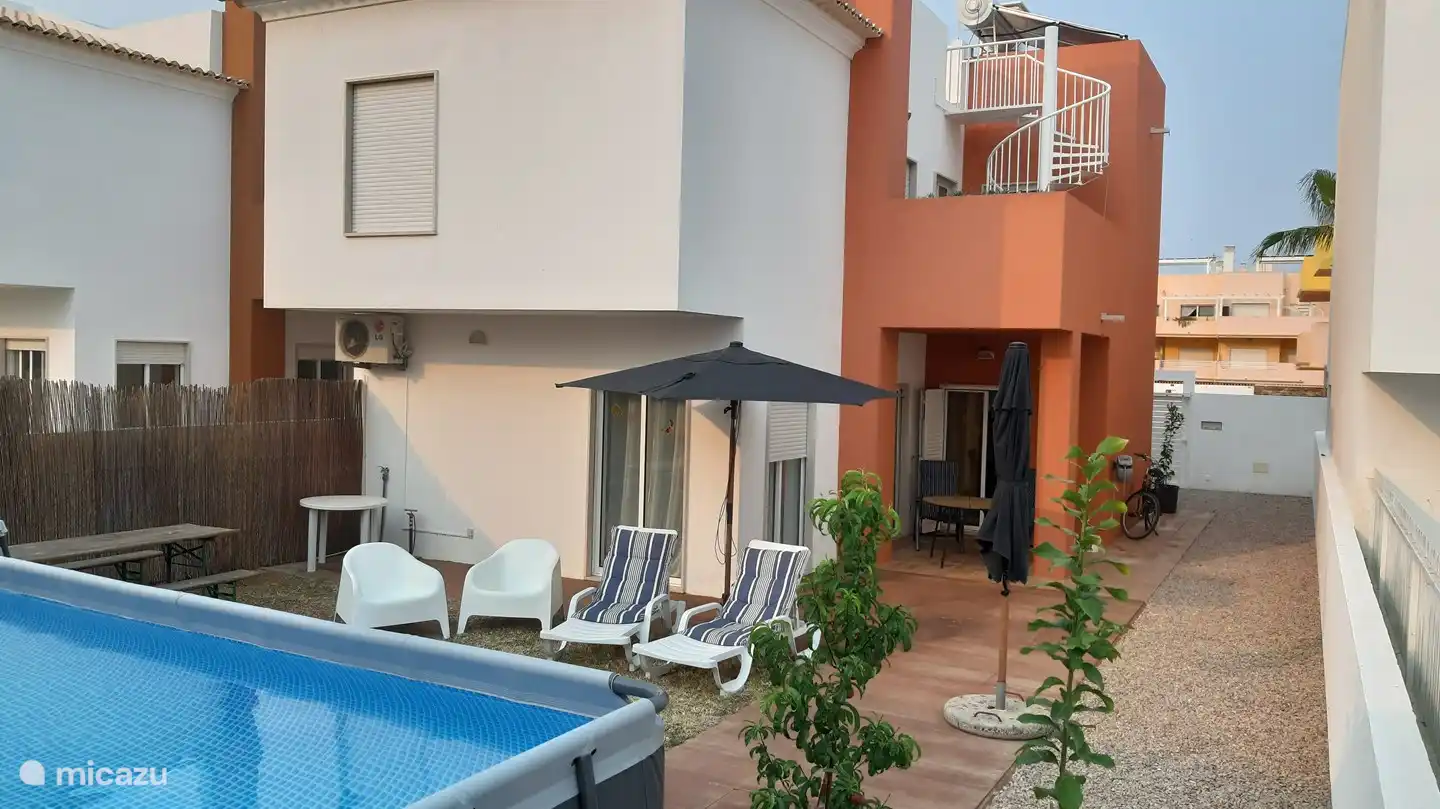 Hinterhaus mit privatem Garten und großem Swimmingpool. Verschiedene Terrassen mit Sonnenliegen, Sesseln, Holzesstisch mit Holzstühlen und natürlich der Grill stehen zur Verfügung. Bitte beachten Sie: Der Pool ist nicht eingezäunt. Kinder müssen unter ständiger Aufsicht eines Erwachsenen stehen.