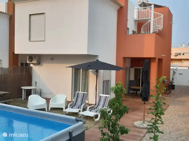 Casa Ananda met privé zwembad huren in Portugal, Algarve, Cabanas - villa Achterkant huis met prive tuin en groot opgezet zwembad. Diverse terrasjes met ligstoelen, fauteuils, houten eettafel met houten stoelen en natuurlijk de BBQ zijn aanwezig. Let wel: Er is geen hekwerk rond het zwembad. Kinderen moeten continue onder toeziend oog staan van een volwassene.