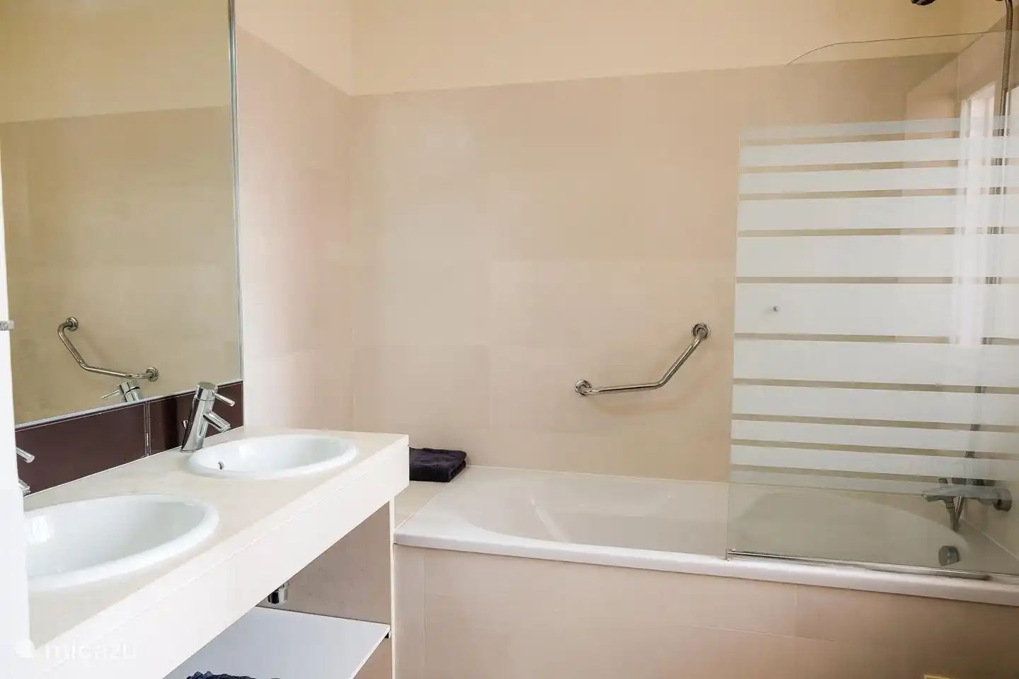 2. Badezimmer mit Badewanne und WC sowie 2 Waschbecken im 1. Stock. Haartrockner ist vorhanden.