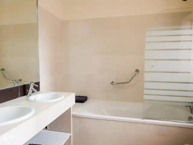 Casa Ananda met privé zwembad huren in Portugal, Algarve, Cabanas - villa 2e badkamer met ligbad en toilet en 2 wastafels op de 1ste verdieping. Fohn is aanwezig.