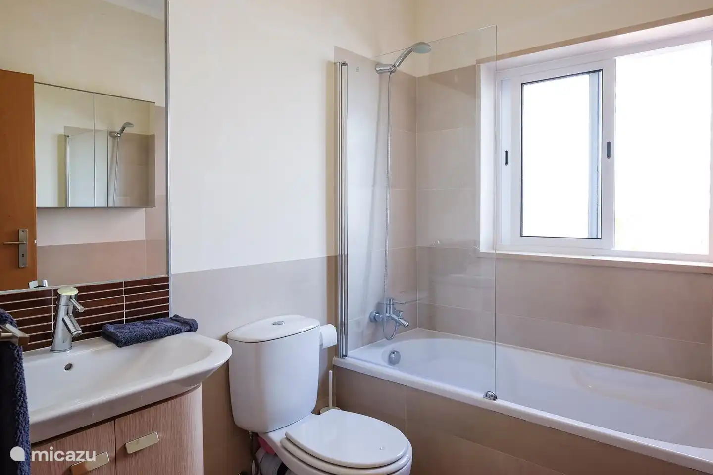 3. Badezimmer mit Badewanne und WC im 1. Stock.