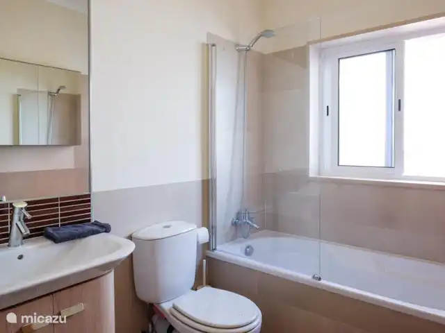 Casa Ananda met privé zwembad huren in Portugal, Algarve, Cabanas - villa 3e badkamer met ligbad en toilet op de 1ste etage.