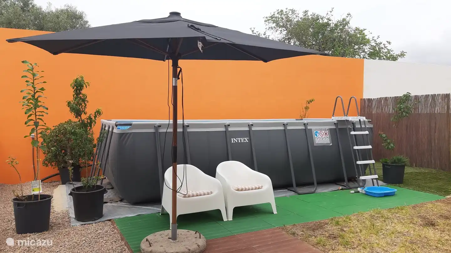 Großer Swimmingpool (5,75 x 2,75 x 1,35) im Hinterhof. Die Leiter verfügt über eine Sicherheitsvorrichtung für Kinder, so dass diese sie nicht benutzen können. Bitte beachten Sie: Der Pool ist nicht umzäunt. Lassen Sie Ihre Kinder ständig von einem Erwachsenen beaufsichtigen.