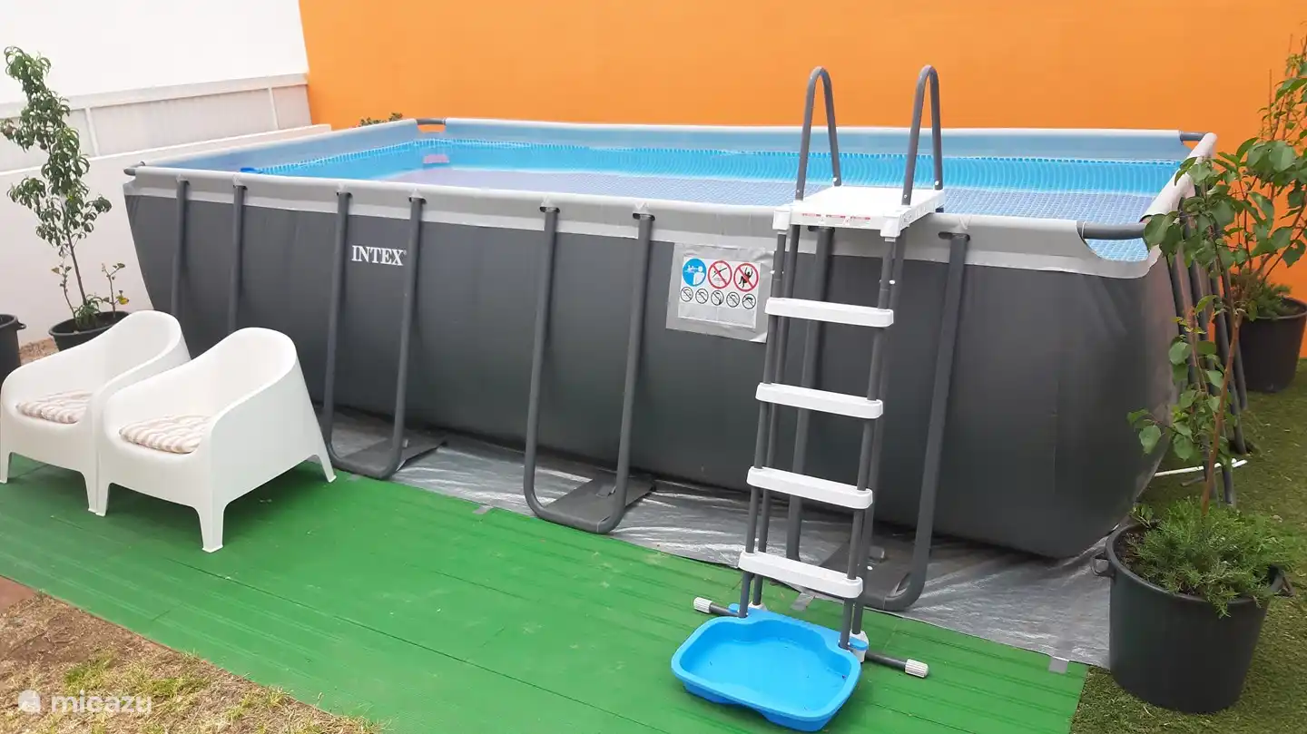 Großer Reihengarten mit Sonnenliegen, Sesseln, Esstisch und Stühlen. Grill. Design-Pool Intex-Größe: 2,75 x 5,50 x 1,35. Bitte beachten Sie: Der Pool ist nicht umzäunt. Kinder müssen jederzeit von einem Erwachsenen beaufsichtigt werden.