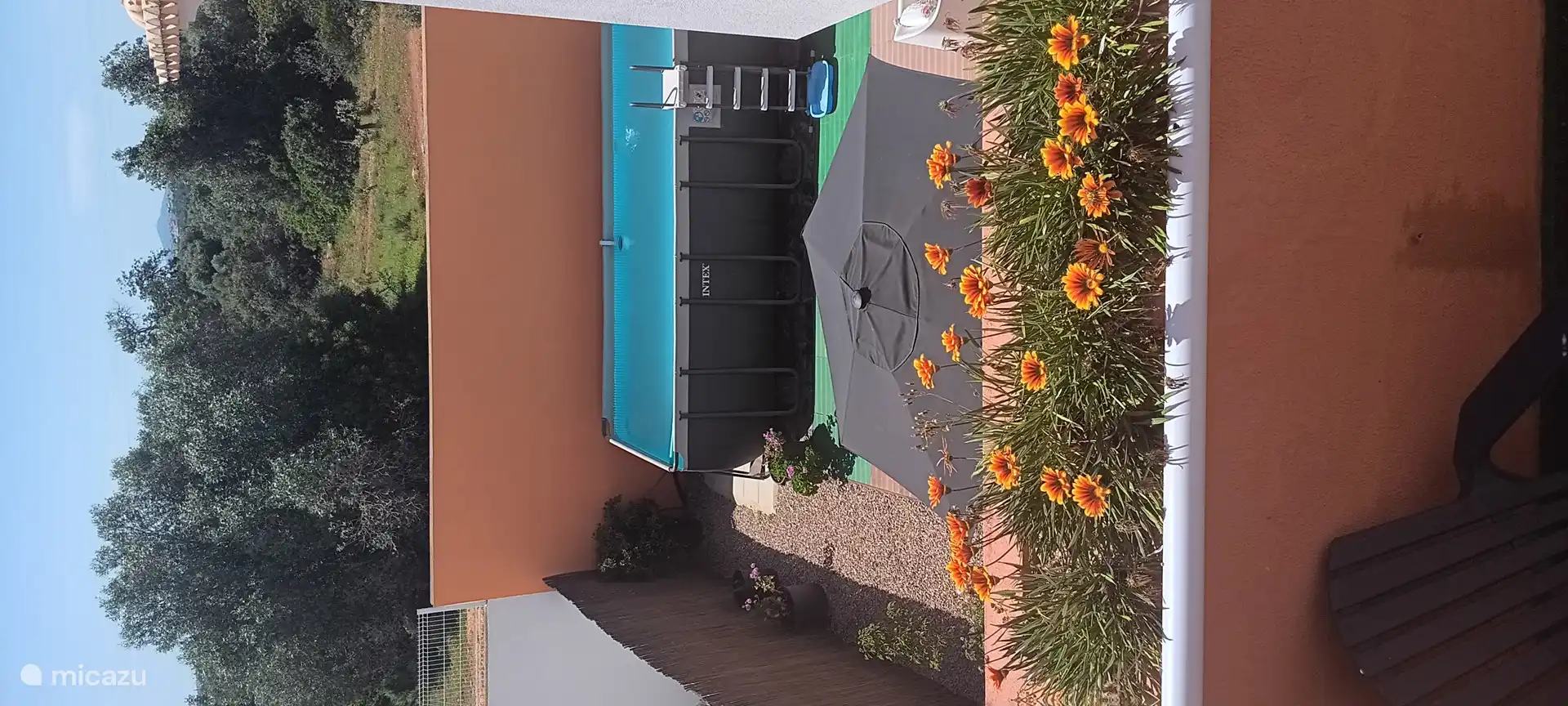 Blick vom Balkon auf den Garten mit Swimmingpool und der Ria Formosa.