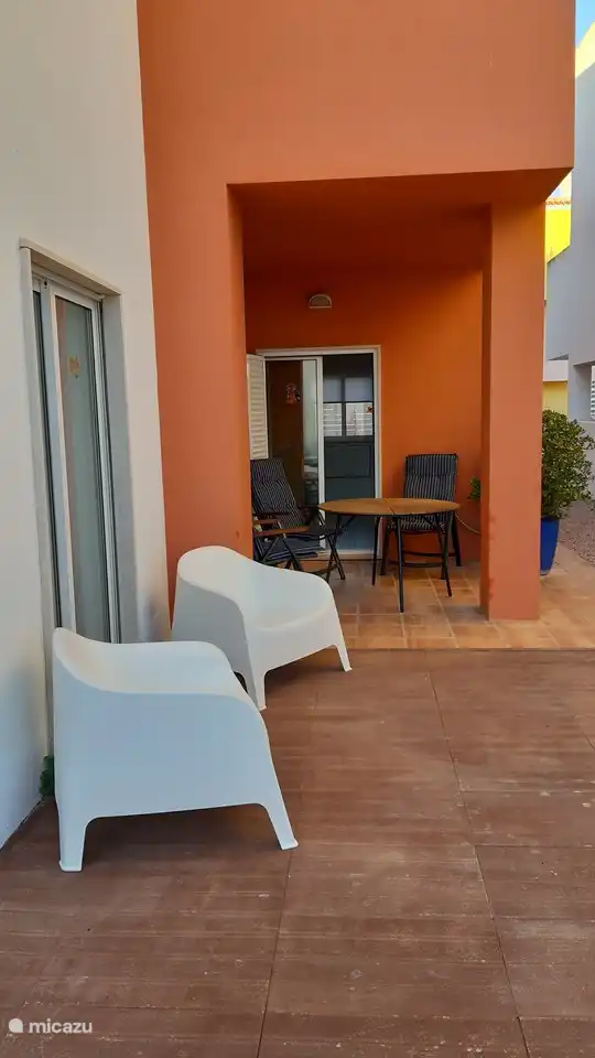 Sitzplatz unter einem Balkon neben der Küche