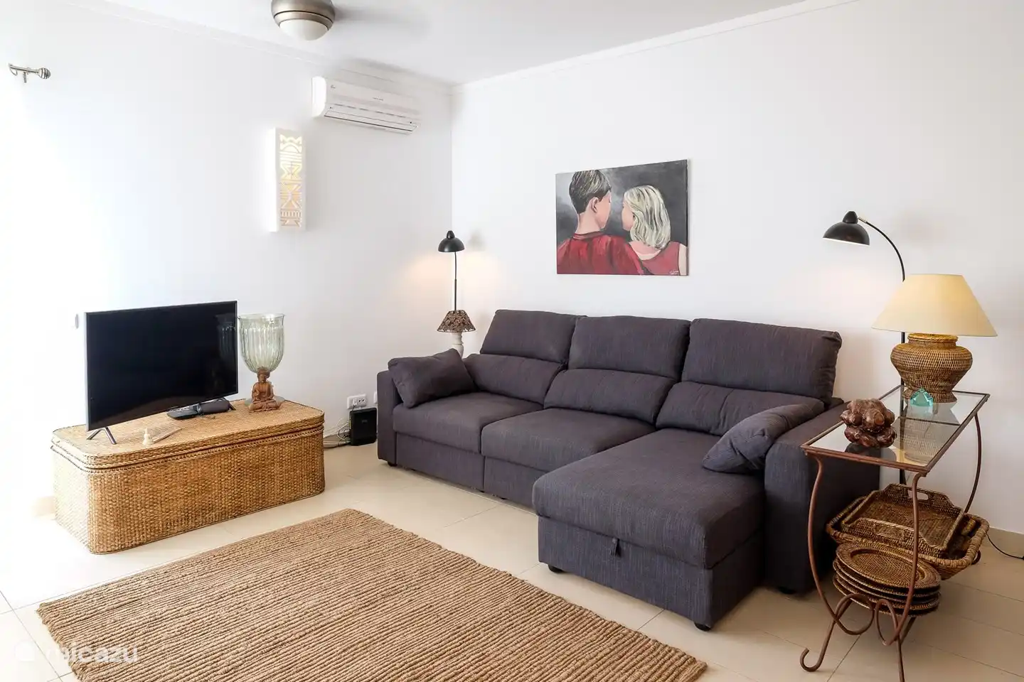 Schönes 3-Personen-Sofa mit Stehleselampen und Fernseher