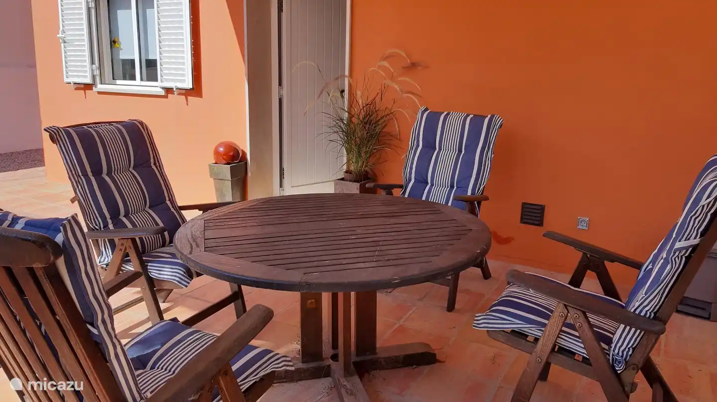 Vor der Casa Ananda: Gemütlicher Essbereich mit Holztisch und Stühlen und großer Hängelampe. Schöner, schattiger Ort für diejenigen, die der Sonne entfliehen möchten.