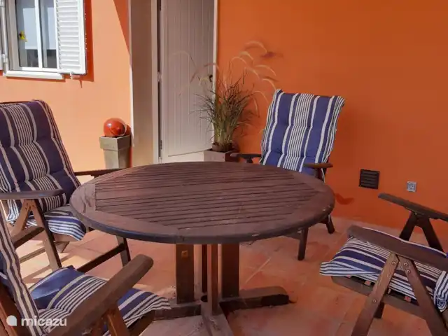 Casa Ananda met privé zwembad huren in Portugal, Algarve, Cabanas - villa Voorkant Casa Ananda: Gezellige eethoek met houten tafel en stoelen.en grote hanglamp. Heerlijk, schaduwrijke plek voor diegene die even uit de zon wilt.