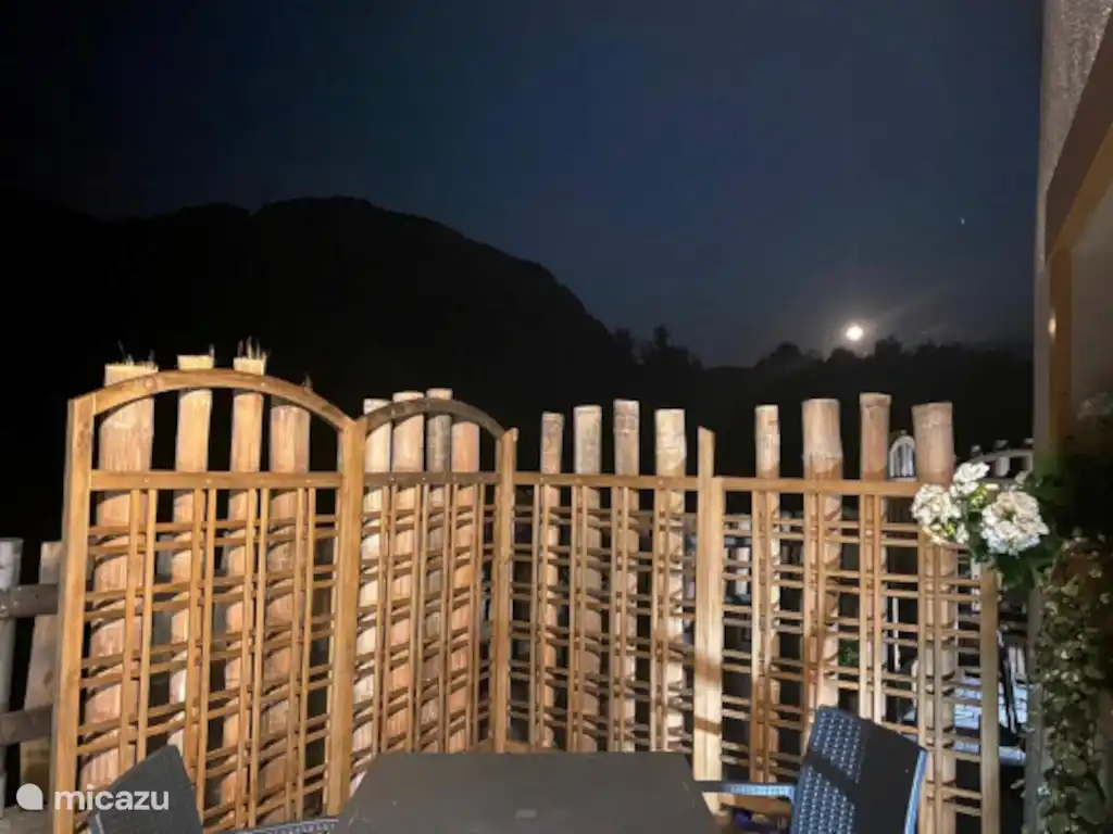 Nachts außerhalb des Zimmers 