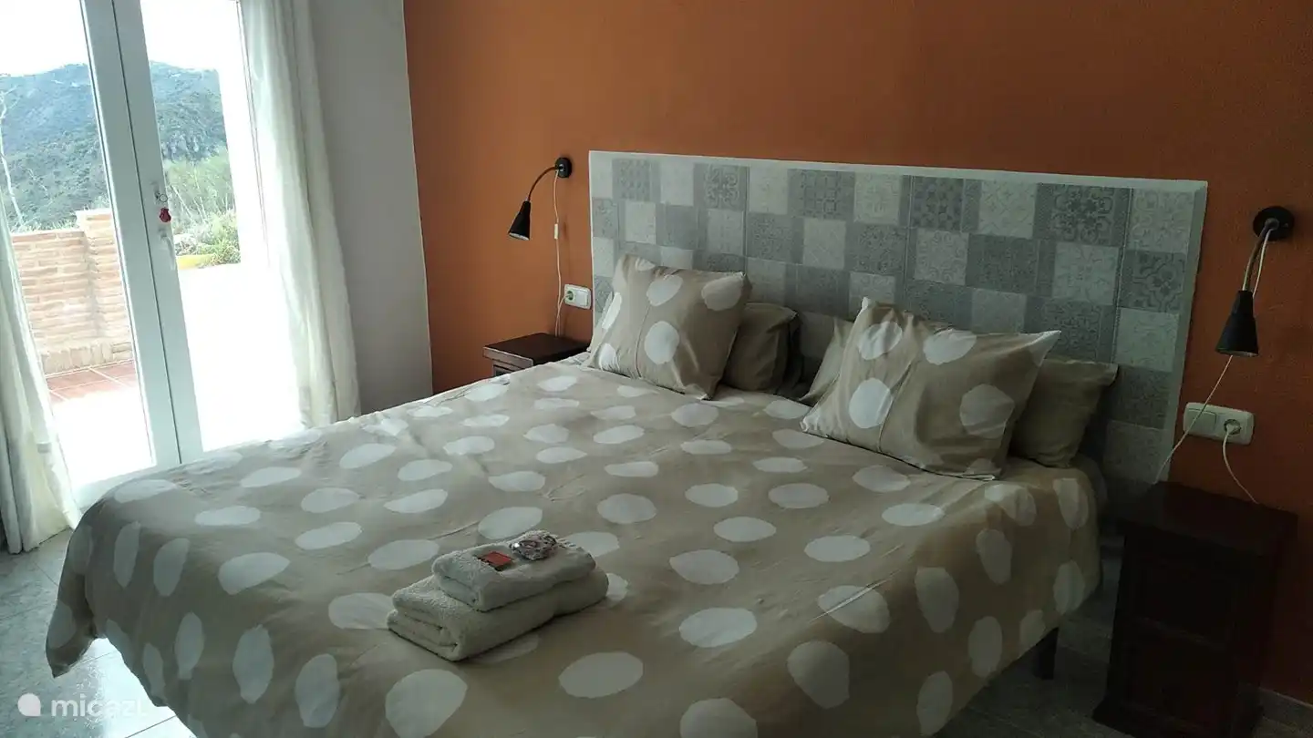 bedroom with bed 1m80 x 1m90