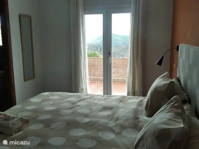 Appartement au B&B Casa Sarandy | Espagne, Andalousie, Almogía - chambres d'hôtes chambre avec lit 1m80 x 1m90