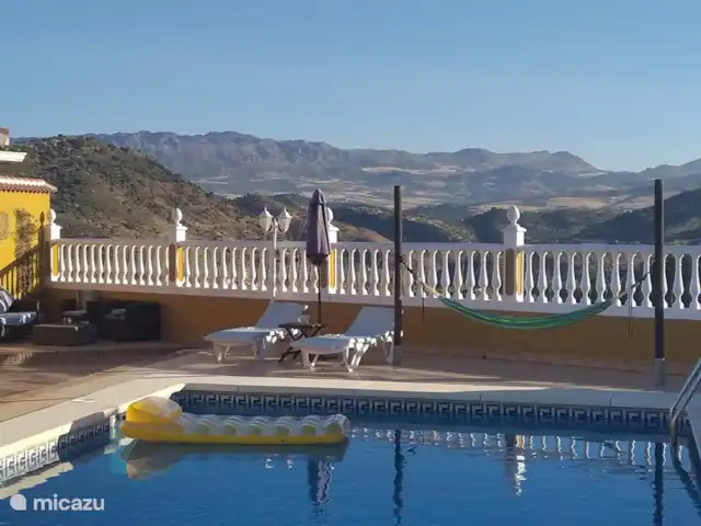 Appartement au B&B Casa Sarandy | Espagne, Andalousie, Almogía - chambres d'hôtes piscine avec vue sur le parc naturel El Torcal