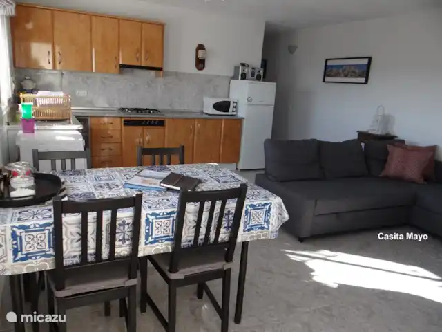 Appartement au B&B Casa Sarandy | Espagne, Andalousie, Almogía - chambres d'hôtes cuisine et séjour avec canapé convertible