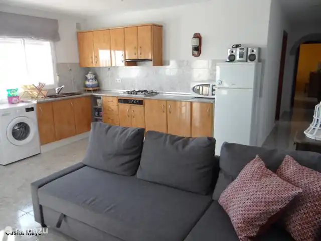 Appartement au B&B Casa Sarandy | Espagne, Andalousie, Almogía - chambres d'hôtes cuisine et séjour avec canapé convertible