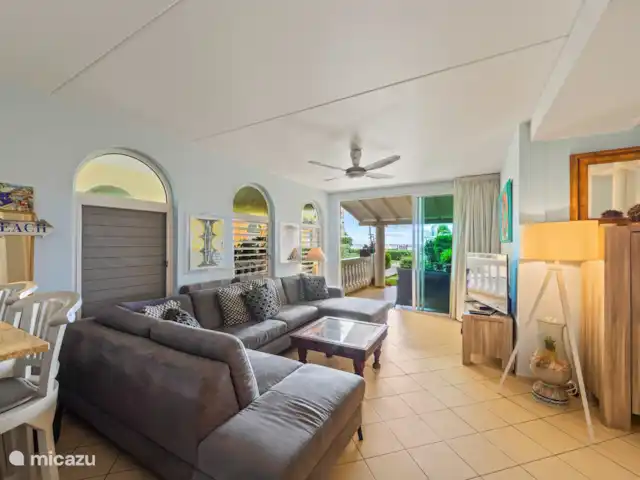 Beau Rivage 1 huren in Curaçao, Curacao-Midden, Willemstad - appartement Living met schuifdeuren naar terras
