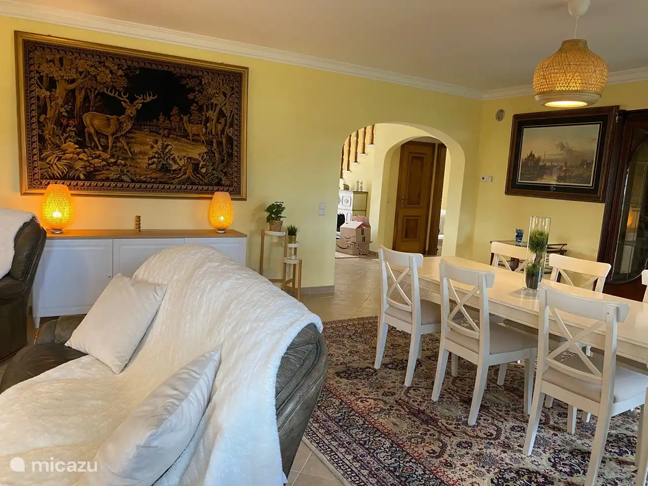 Wohnzimmer mit Kamin