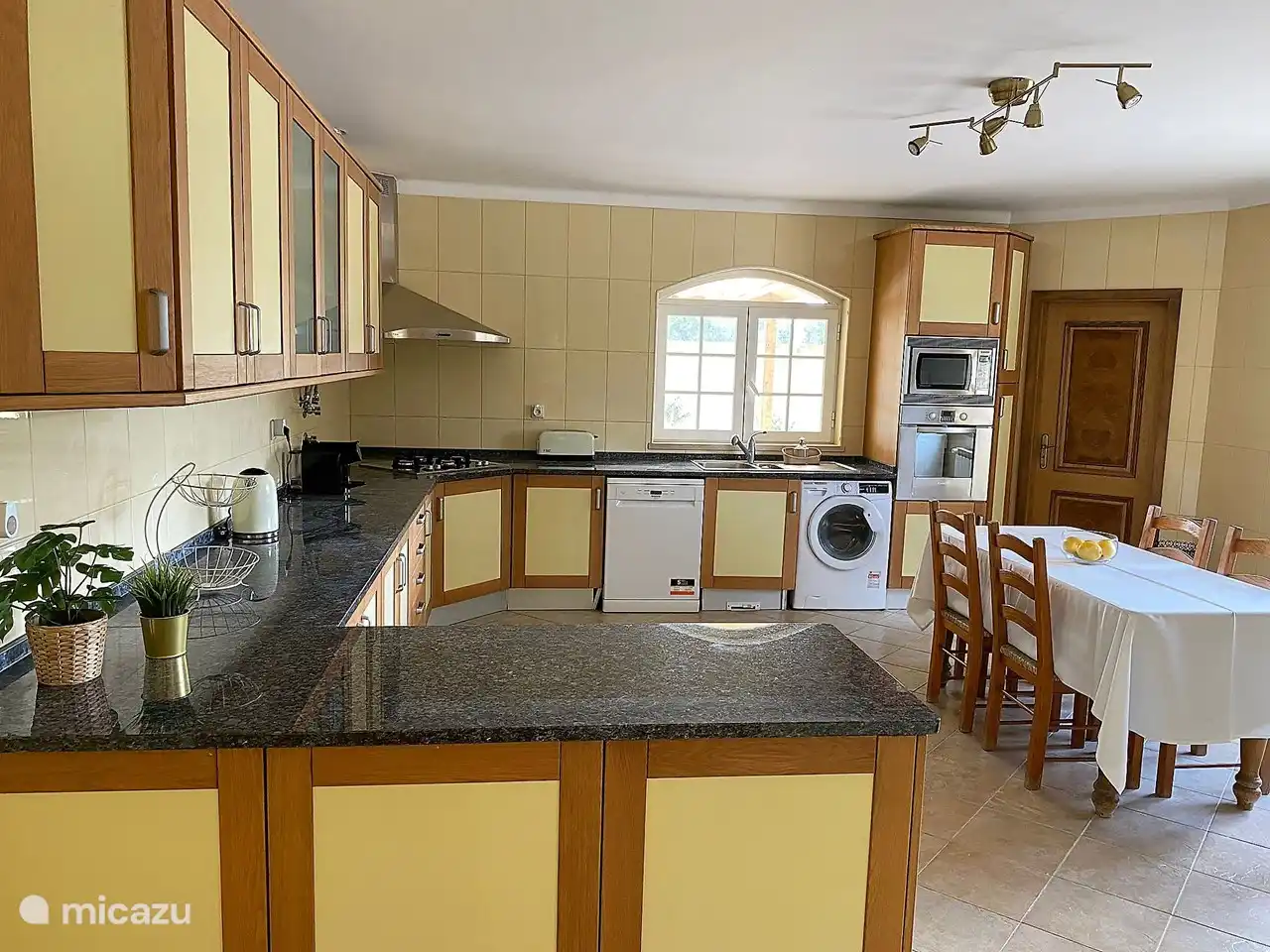 voll ausgestattete Küche