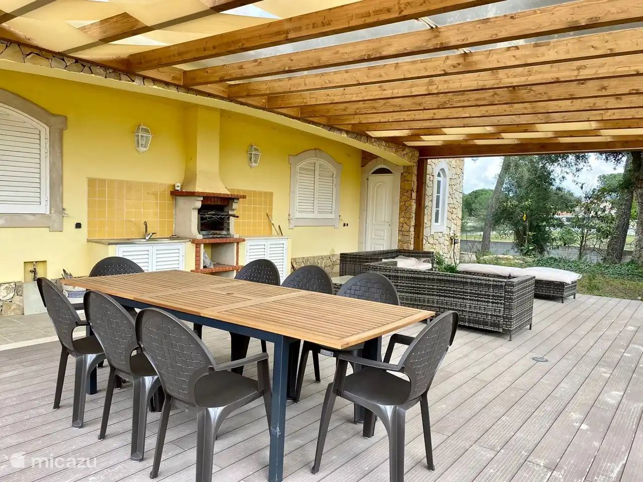 Ruhe- und Essbereich im Freien