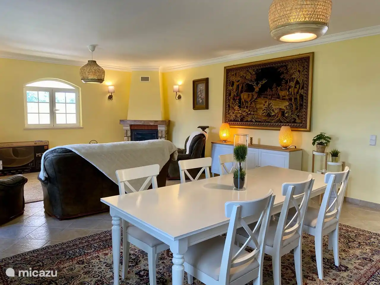 Wohnzimmer mit Kamin