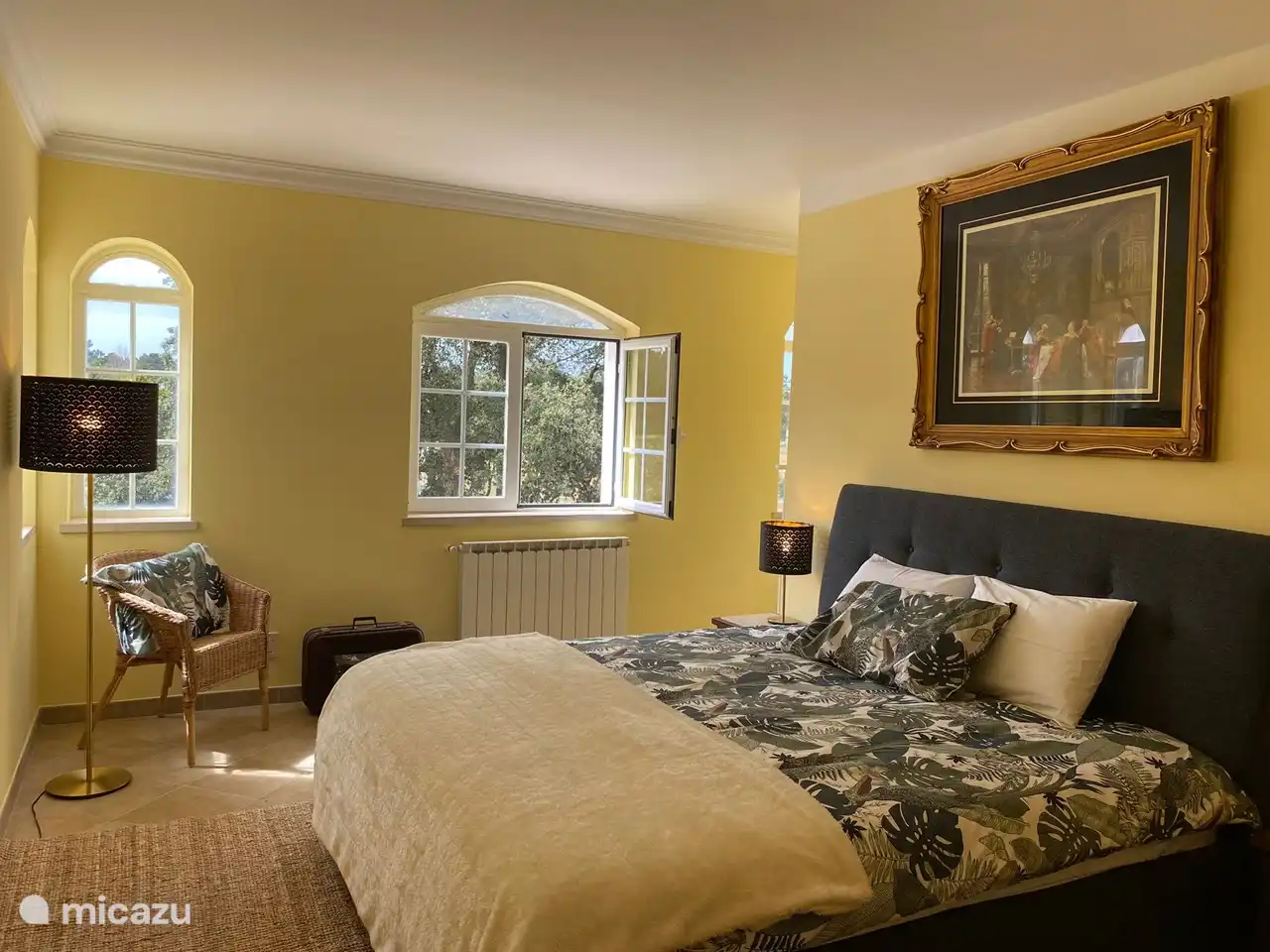 Schlafzimmer mit Kingsize-Bett